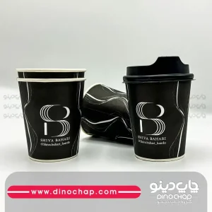 دسته‌ای از لیوان‌های کاغذی کنار هم